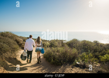 Romantische Pärchen spazieren am Küstenweg, Torrey Pines, San Diego, Kalifornien, USA Stockfoto