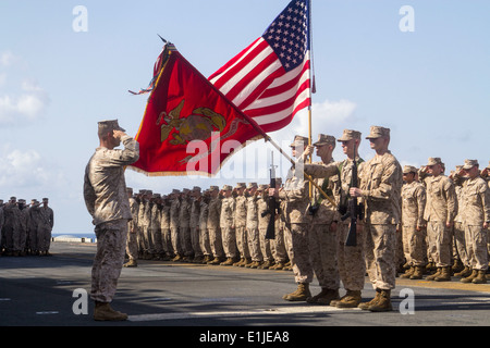 US-Marines und Segler mit dem 26. Marine Expeditionary Unit stehen in Formation vor einem Geburtstag Kuchen schneiden Zeremonie zu Stockfoto