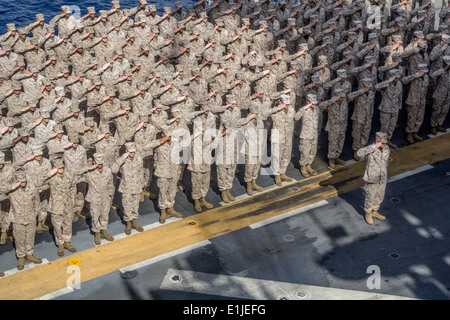 US-Marines und Segler mit dem 26. Marine Expeditionary Unit führen eine Geburtstag Kuchen schneiden Zeremonie anlässlich der MEU Stockfoto