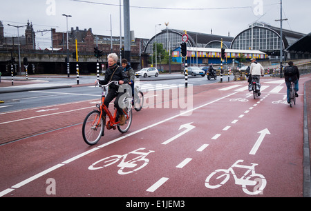 Cycleway cyclelane Pfade Radweg passiert auch Amsterdam Central Station Stockfoto