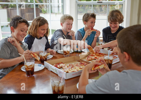 Gruppe von jungen teilen pizza Stockfoto