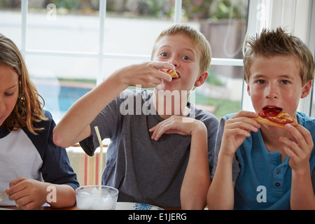 Jungen Pizza essen Stockfoto