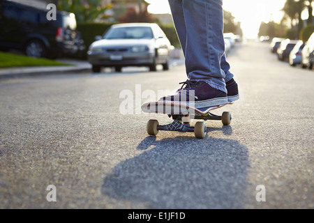 Junge Skateboard unterwegs, Nahaufnahme Stockfoto