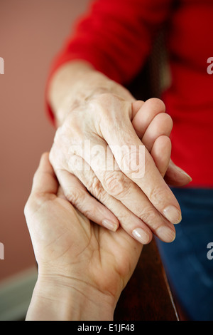 Reife Frau mit 82 Jahre alten Großmütter Hand hautnah Stockfoto