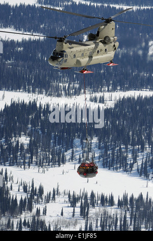 Eine CH-47F Chinook Hubschrauber tragen Ausrüstung und Versorgungsmaterialien bahnt sich ihren Weg auf den Kahiltna Gletscher im Denali National Park, Alas Stockfoto