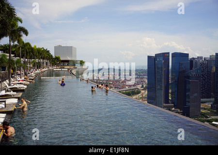 Der Sky Park-Infinity-Pool im 57. Stock des Marina Bay Sands Hotel Stockfoto