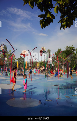 Kinder spielen in den Springbrunnen im Garten in der Bucht von Singapur. Stockfoto