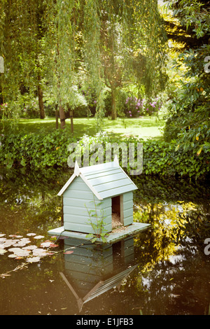 Duckhouse am Teich in Surrey - UK Stockfoto