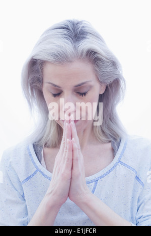 Reife Frau im Gebet pose Stockfoto
