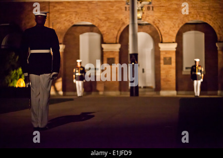 US Marine Corps Sgt. Major Eric J. Stockton, Vordergrund, Sergeant-Major der Marine Barracks Washington beteiligt sich an der Stockfoto