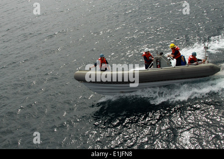 US-Segler aus der Lenkwaffenzerstörer USS Shoup (DDG 86) Manöver ein Festrumpf Schlauchboot während Adler lösen 13 Stockfoto