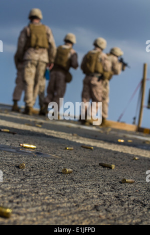 US-Marines und Matrosen zugewiesen, 26. Marine Expeditionary Unit (MEU) führen eine live-Feuer-Übung auf dem Flugdeck o Stockfoto