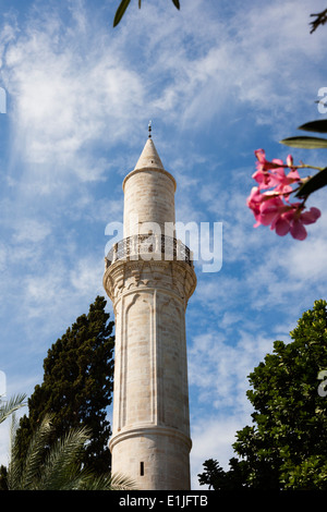 Turm der Moschee Kebir Moschee Minarett in Larnaca.Cyprus Stockfoto