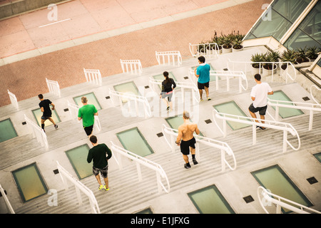 Gruppe von Läufern, die Ausbildung am Kongresszentrum Schritte Stockfoto
