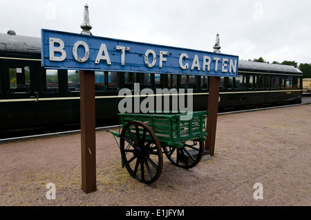 Schild am Boat of Garten Station auf der Strathspey Railway in den schottischen Highlands. Stockfoto