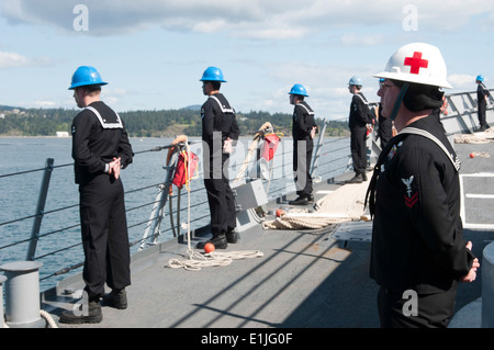 US-Seeleute an Bord der Lenkflugkörper Fregatte USS Ford (FFG 54) Mensch die Schienen als des Schiffes in Esquimalt, Kanada, April Ankunft Stockfoto