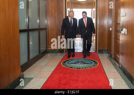 US-Verteidigungsminister Chuck Hagel begleitet links, Kolumbiens Minister der Verteidigung Juan Carlos Pinzon in das Pentagon am 1. Mai 2 Stockfoto