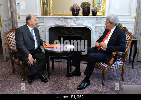 US-Außenminister John Kerry hält ein bilaterales Treffen mit Prinz Karim al Hussayni Aga Khan IV., der 49. Führer der Shia Ismaili Gemeinschaft, 5. Juni 2014 in Paris, Frankreich. Stockfoto