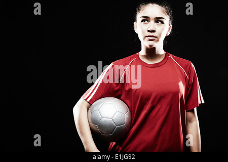 Junge Frau Holding Fußball Stockfoto