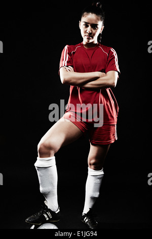 Junge Frau tragen Fußball uniform Stockfoto