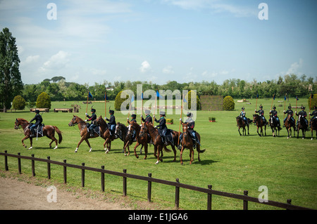 Italienische Soldaten führen eine Anzeige der Kavallerie Manöver zu Ehren der Stabschef der US Army General Raymond T. Odierno am Stockfoto