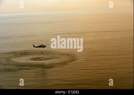 US-Segler sammeln Sie Wasser mit einem Hubschrauber Eimer zu helfen Waldbrände in der Nähe von Naval Base Ventura County, Kalifornien, 3.Mai zu löschen, Stockfoto