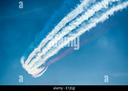 Portsmouth, Hampshire, UK. 5. Juni 2014. Royal Air Force Red Arrows Anzeigen über den Solent zum Gedenken an d-Day-70 in Portsmouth, Hampshire, Vereinigtes Königreich. 5. Juni 2014. Bildnachweis: John Harper/Alamy Live-Nachrichten Stockfoto