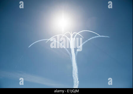 Portsmouth, Hampshire, UK. 5. Juni 2014. Royal Air Force Red Arrows Anzeigen über den Solent zum Gedenken an d-Day-70 in Portsmouth, Hampshire, Vereinigtes Königreich. 5. Juni 2014. Bildnachweis: John Harper/Alamy Live-Nachrichten Stockfoto