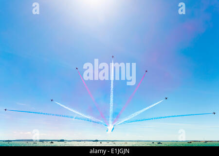 Portsmouth, Hampshire, UK. 5. Juni 2014. Royal Air Force Red Arrows Anzeigen über den Solent zum Gedenken an d-Day-70 in Portsmouth, Hampshire, Vereinigtes Königreich. 5. Juni 2014. Bildnachweis: John Harper/Alamy Live-Nachrichten Stockfoto