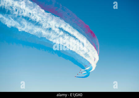 Portsmouth, Hampshire, UK. 5. Juni 2014. Royal Air Force Red Arrows Anzeigen über den Solent zum Gedenken an d-Day-70 in Portsmouth, Hampshire, Vereinigtes Königreich. 5. Juni 2014. Bildnachweis: John Harper/Alamy Live-Nachrichten Stockfoto