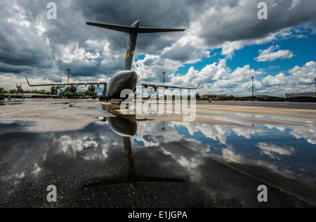 Eine US Luftwaffe c-17 Globemaster III Flugzeuge zugewiesen 437th Airlift Wing sitzt auf der Flightline auf gemeinsame Basis-Charles Stockfoto