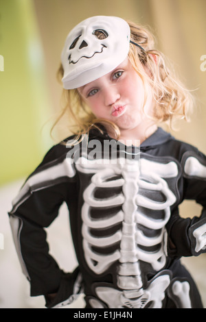 Porträt des jungen Mädchens im Skelettkostüm mit Skull Maske Stockfoto