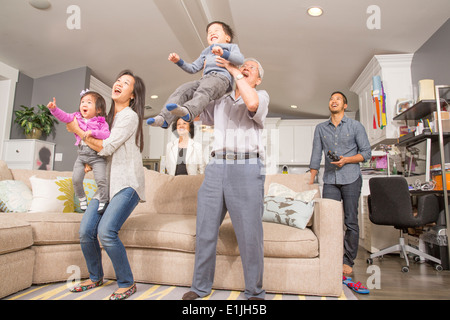 Drei-Generationen-Familie Spaß im Wohnzimmer Stockfoto