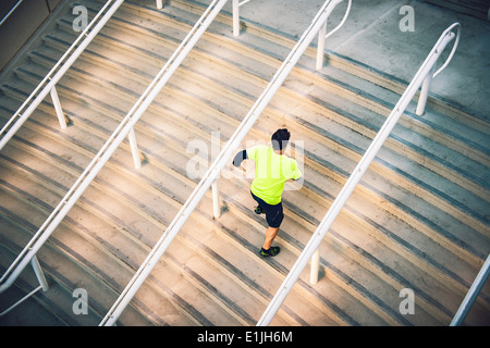 Ältere männliche Läufer training auf Schritte Stockfoto