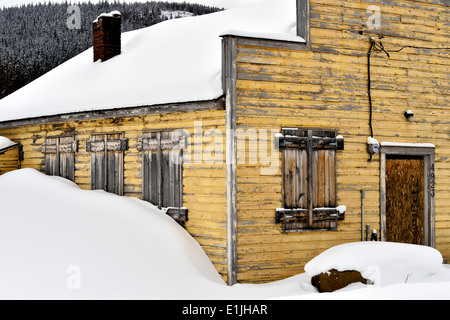 Eine Schnittansicht eines alten Gebäude stehen unter dem schweren Winterschnee Stockfoto