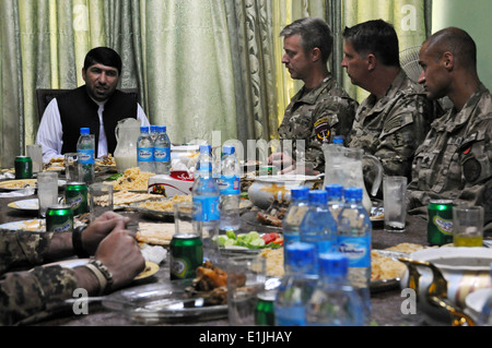 Mohammed Akram Khpalwak, links, dem Landeshauptmann Farah im Gespräch mit US-Navy Commander Louis McCray, ganz rechts und anderen Ser Stockfoto