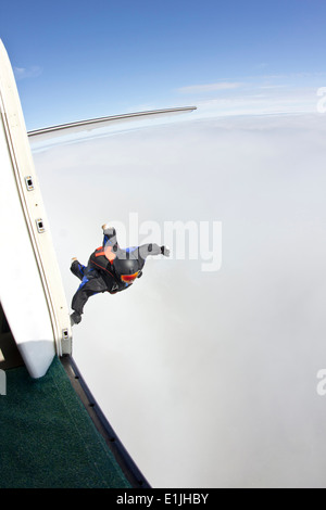 Im Wingsuit fliegen Mitte erwachsener Mann Mitte Luft wird vorbereitet Stockfoto
