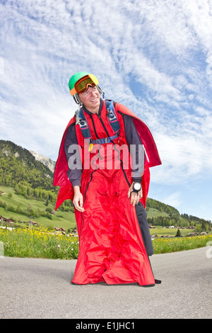 Glücklich und erleichtert jungen Mann nach der Landung in wingsuit Stockfoto