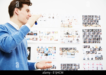 Junger Mann im Kreativstudio Stockfoto