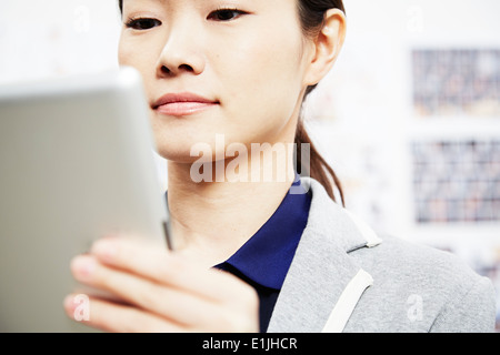 Junge Frau mit digitalen Tablet Stockfoto