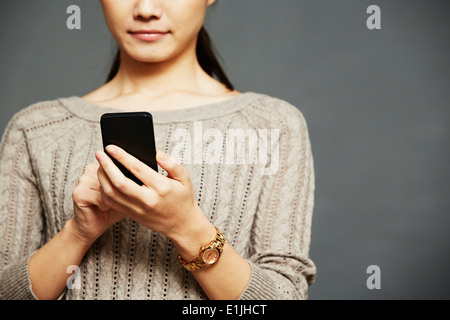 Junge Frau mit smartphone Stockfoto