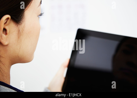 Junge Frau mit digitalen Tablet Stockfoto