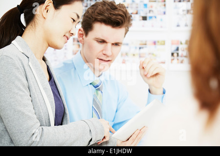 Kollegen im Gespräch mit digital-Tablette Stockfoto