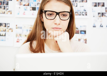 Junge Frau mit Brille mit computer Stockfoto