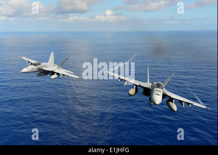 Zwei US-Navy F/A-18E Super Hornet Flugzeuge zugeordnet, der Strike Fighter Squadron (VFA) 14 Teilnahme an einer Luftmacht demonstrat Stockfoto