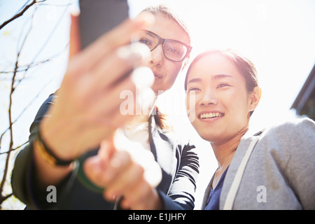 Junge Frauen mit smartphone Stockfoto