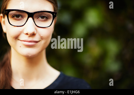 Porträt der jungen Frau mit Brille Stockfoto