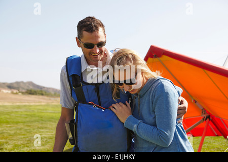 Brautpaar, Hängegleiter im Hintergrund Stockfoto