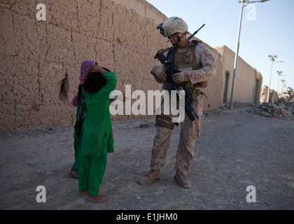 U.S. Marine Corps CPL. Rodney Altamaranio, Recht, kombiniert Anti-Panzer-Team 1, 3. Bataillon, 4. Marine Regiment, t zugewiesen Stockfoto