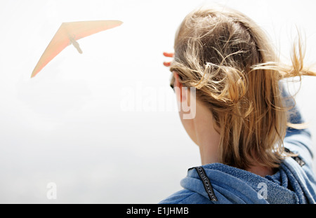 Frau, die gerade Hängegleiter im Himmel Stockfoto